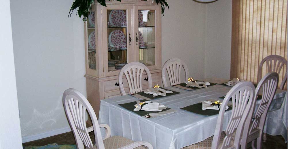 dining room at villa ellysian